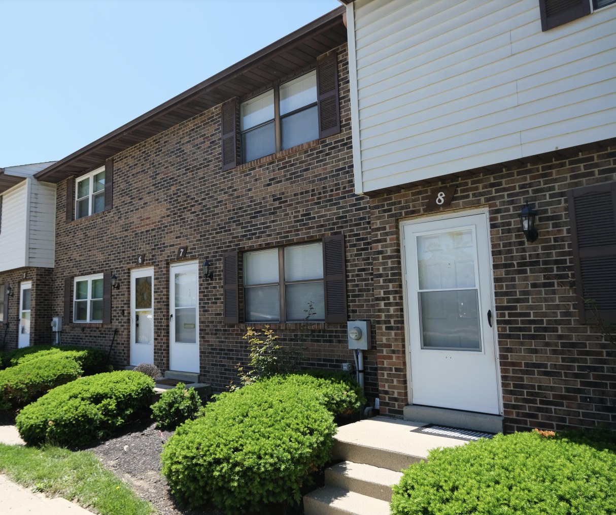 Street view of a multifamily townhome-style property in Fairfield, Ohio